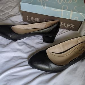 Life Stride Pumps 10 Wide. OBO